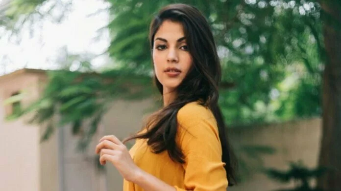 धार्मिक हो गई हैं Rhea Chakraborty? हनुमान चालीसा का पाठ करते हुए आईं नजर