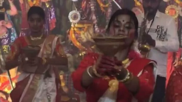 बंगाल में दुर्गा पूजा का जबरदस्त जश्न, महिलाओं ने किया पारंपरिक धुनुची डांस