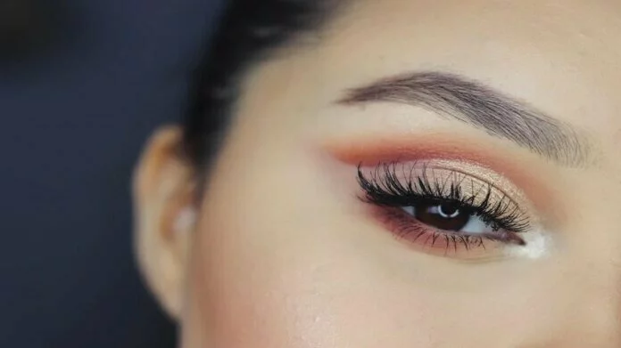 Eye Makeup: आंखों पर मेकअप करते हुए भूलकर भी ना करें ये गलतियां, आंखों को हो सकता है नुकसान