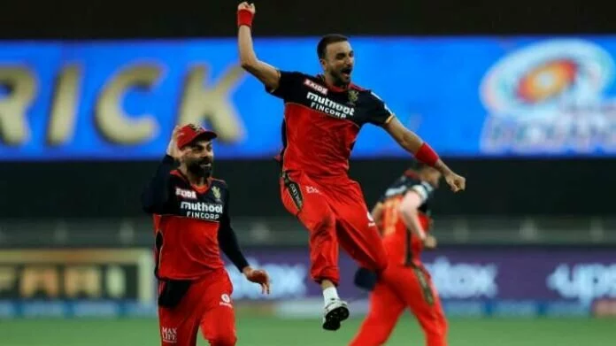 IPL 2021 | हर्षल पटेल पर हुई धनवर्षा, मैन ऑफ द टूर्नामेंट और पर्पल कैप के साथ जीते ये अवॉर्ड