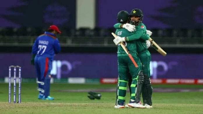 PAK v AFG : बाबर के अर्धशतक और आसिफ अली के 4 छक्कों से पाकिस्तान ने लगायी जीत की हैट्रिक