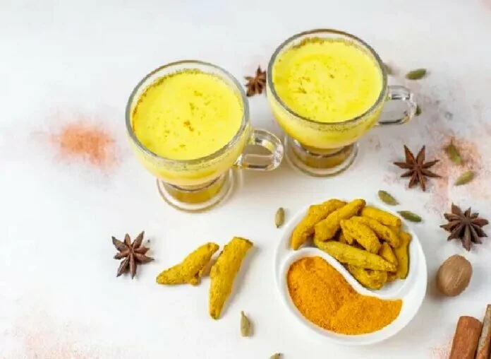 Turmeric Milk: सेलिब्रिटी न्यूट्रिशनिस्ट से जानें हल्दी दूध बनाने का सही तरीका, मिलेंगे ढेरों ल