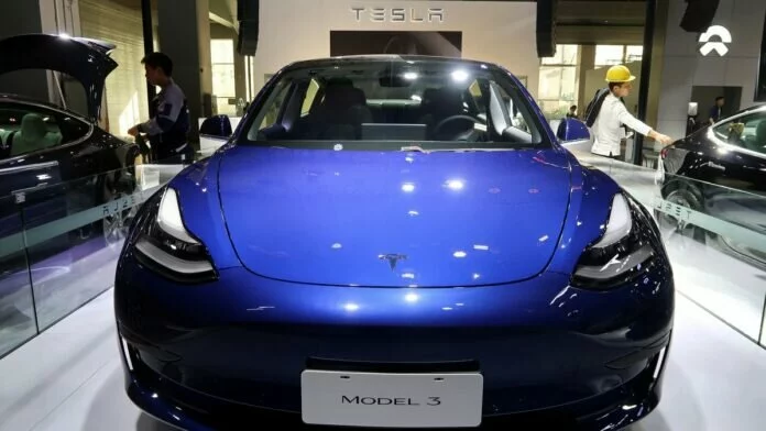 अब Tesla के लिए एक और मुसीबत! कुछ नई कारों में से गायब है ये पार्ट!