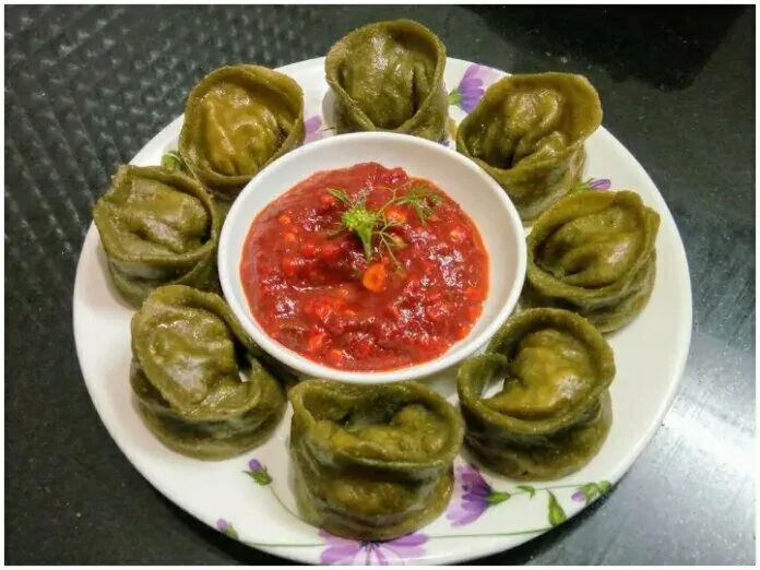 मोमोज खाने के शौकीन लोग ट्राई करें Palak Corn Cheese Momos, जानें बनाने की विधि