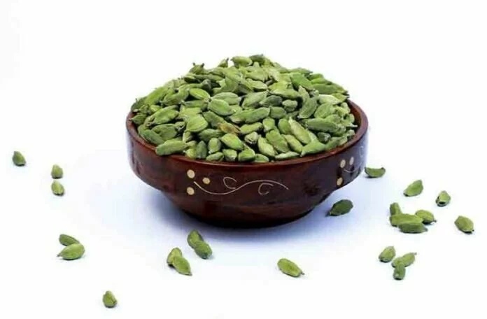 Cardamom Side Effects: संभलकर करें इलायची का सेवन, हो सकते हैं ये नुकसान