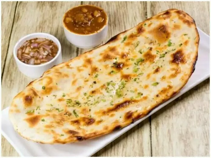 Snacks में कुछ खास खाने का करे मन तो ट्राई करें Aloo Kulcha