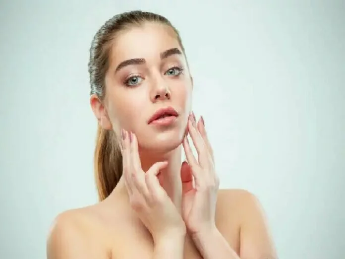 Skin Care Tips: सर्दियों में कहीं आप भी तो नहीं कर रहे ये गलतियां, छिन सकता हैं चेहरे का निखार