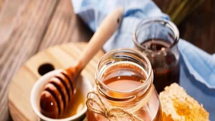 Honey Benefits: शहद केवल खाने से ही नहीं बल्कि नाभि पर लगाने से भी मिलते हैं कई फायदे