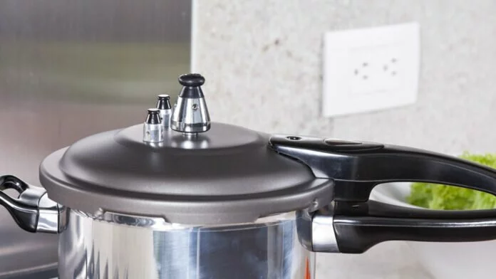 Pressure Cooker Hacks : प्रेशर कुकर यूज़ करने में आ जाती है दिक्‍कत, तो काम आएंगे ये आसान हैक्स